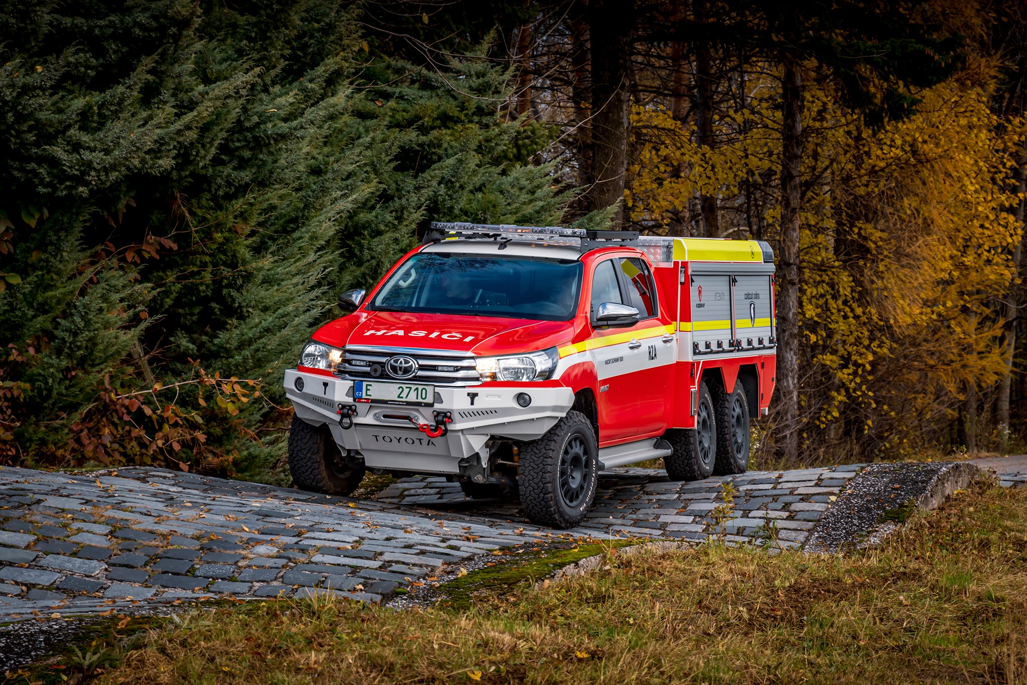 TOYOTA HILOAD 6x6 ดัดแปลงในอังกฤษเพื่อระงับเหตุไฟไหม้ในรถยนต์ไฟฟ้าโดย ...